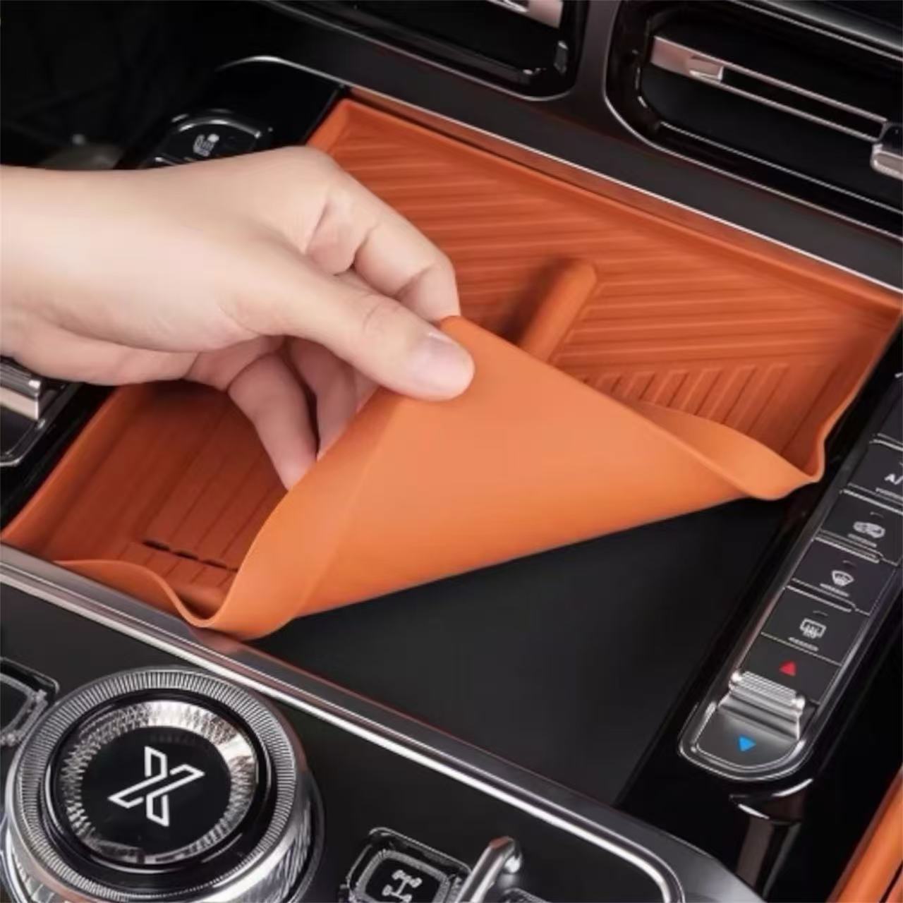 Wireless Charging Pad with Storage Box - Jetour G700 | ربلة شحن مع صندوق