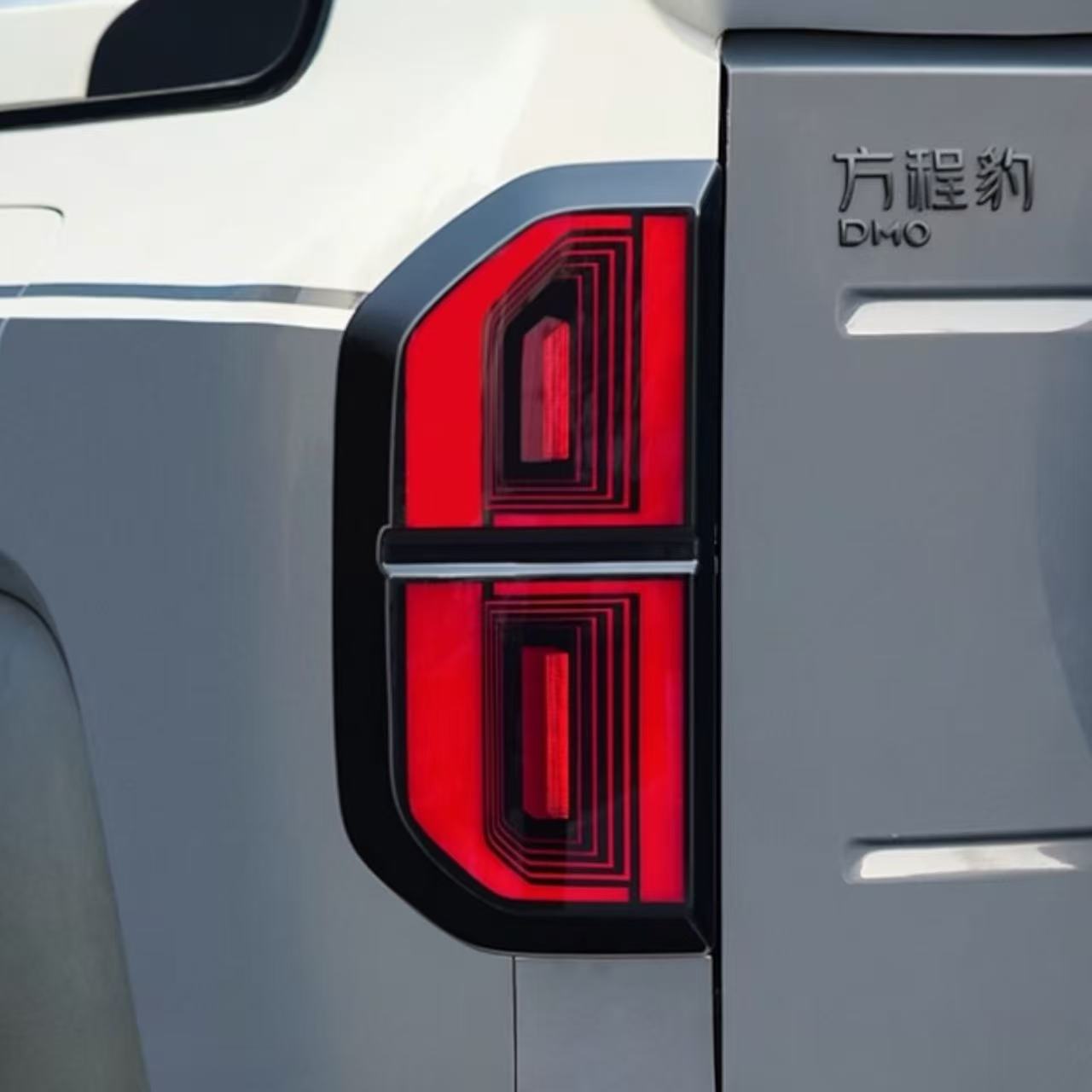Smoked Rear Light Cover - BYD Leopard 5 | غطاء الضوء الخلفي المدخن