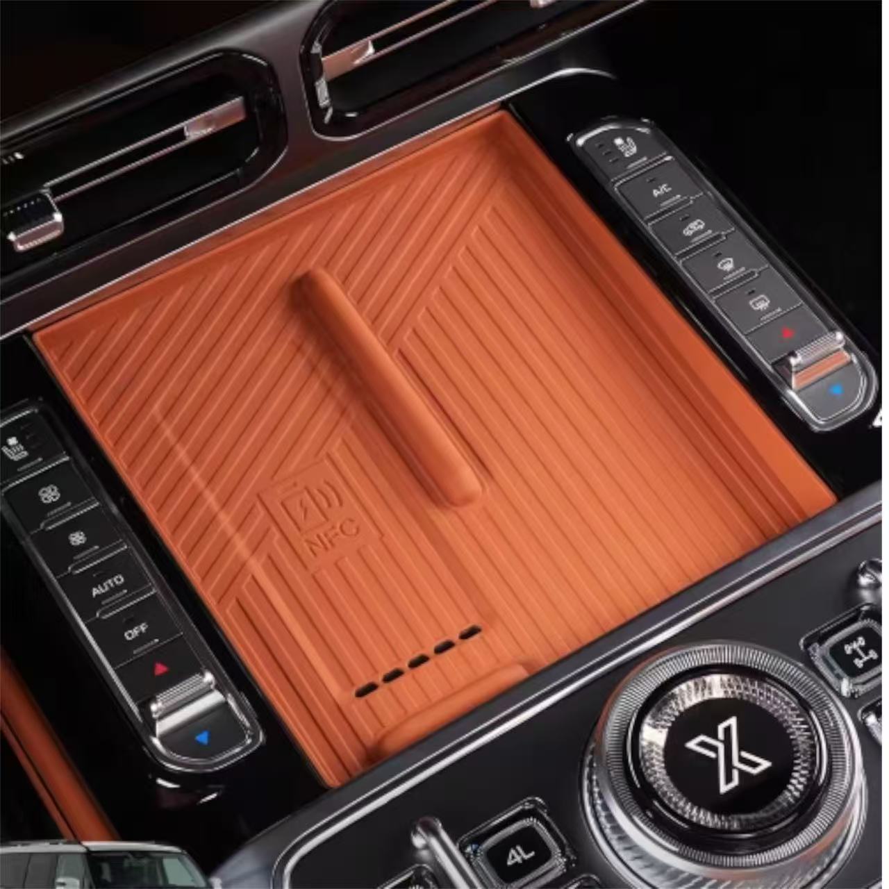Wireless Charging Pad with Storage Box - Jetour G700 | ربلة شحن مع صندوق