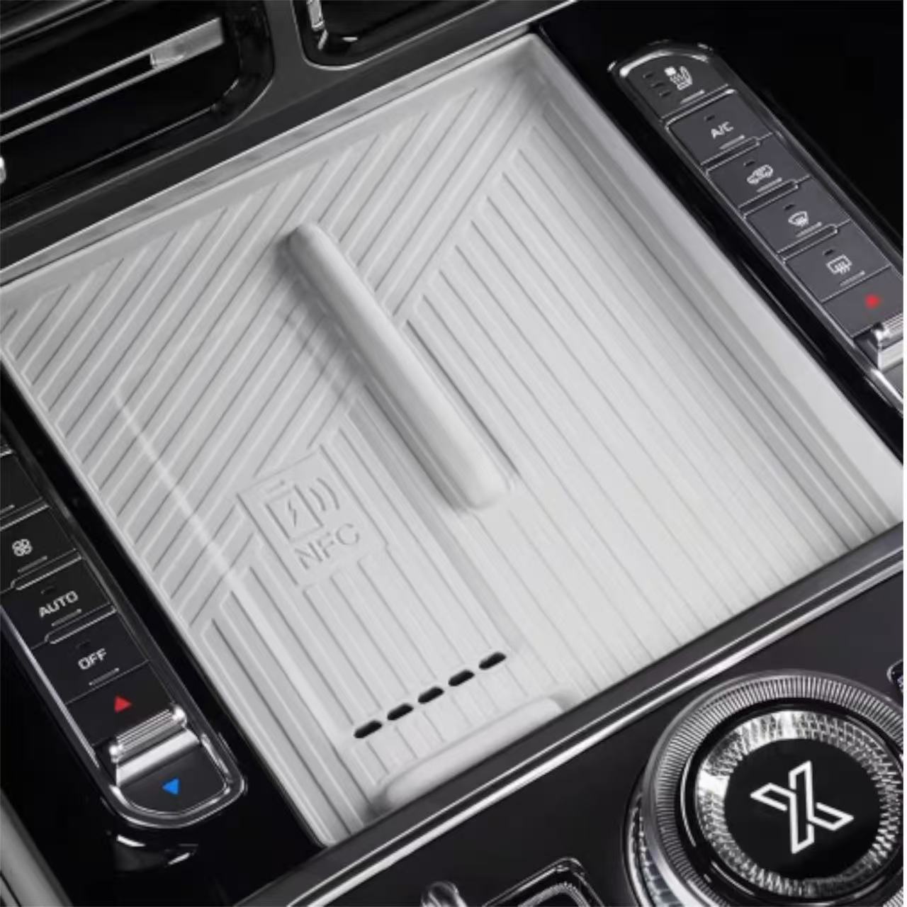 Wireless Charging Pad with Storage Box - Jetour G700 | ربلة شحن مع صندوق
